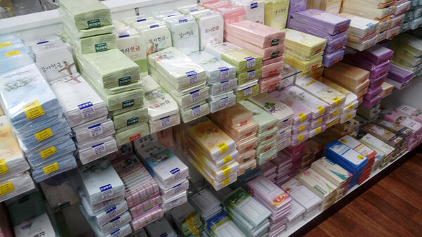 국내 한 기독교 용품 서점에 비치된 각종 헌금봉투들.