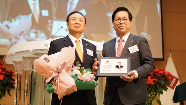 사진은 한국교회총연합 제7회정기총회(2023년 12월)에서 제7회기 한교총 대표회장 장종현 목사와 이임하는 제6회기 대표회장 이영훈 목사